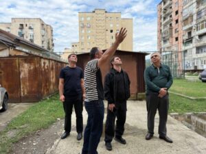 Мэр Тимур Агрба выехал к жителям Сухума, чьи домовладения затопило после ливня