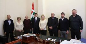 В Госкомитете по делам молодежи спорту поздравили с 85-летием ветеранов спорта Олега Лакрба и Дзуку Бения.