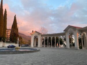 Визитная карточка города-курорта: гагрской Колоннаде – 70 лет